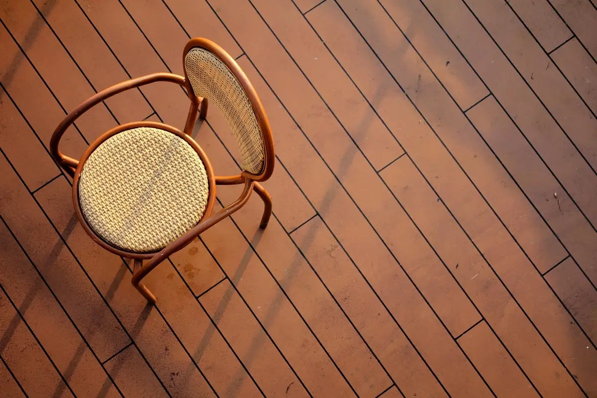 No limpies tu terraza de madera de esta manera o la destruirás: el truco correcto para que quede perfecta