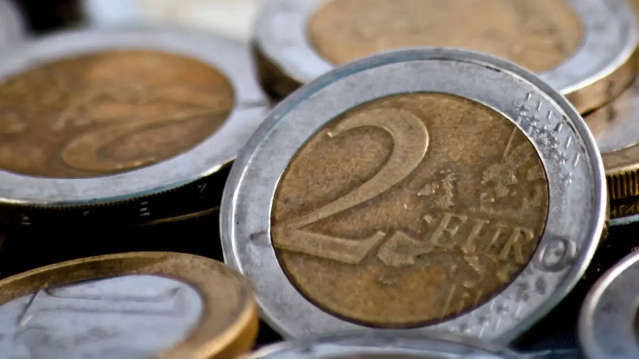 No limpies tus monedas de 2 euros así o podrías perder mucho dinero