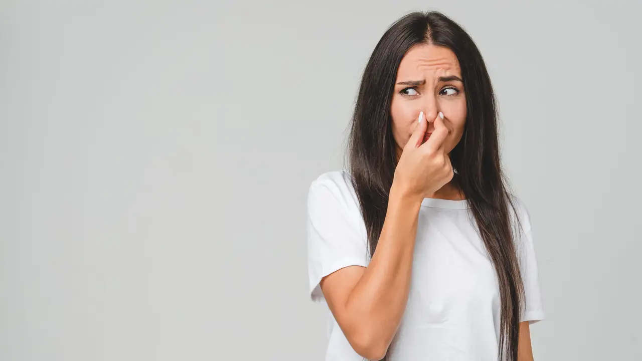 ¿Tu ropa huele mal y no te das cuenta? Este truco científico explica por qué tu nariz se acostumbra