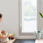 ¿Ventanas abiertas o cerradas con el ventilador encendido? Esto es lo más eficiente para refrescarte